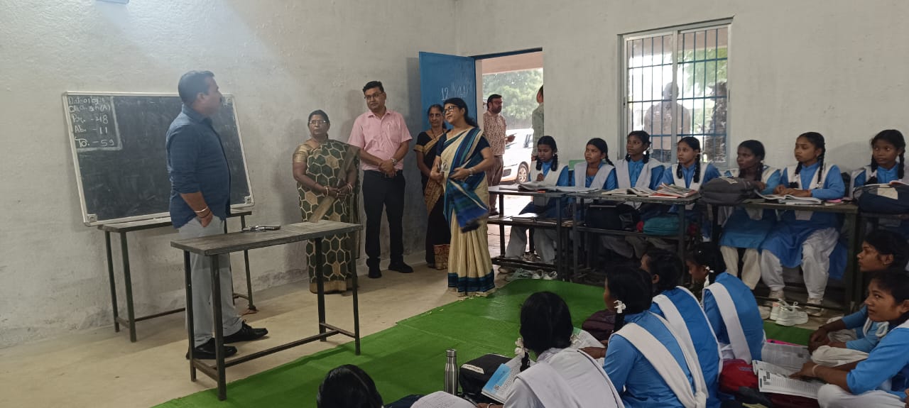 कलेक्टर श्री  विलास भोसकर ने किया दरिमा शा.कन्या स्कूल का औचक निरीक्षण शिक्षा व्यवस्था, संसाधनों और विद्यालय की सुविधाओं की ली जानकारी